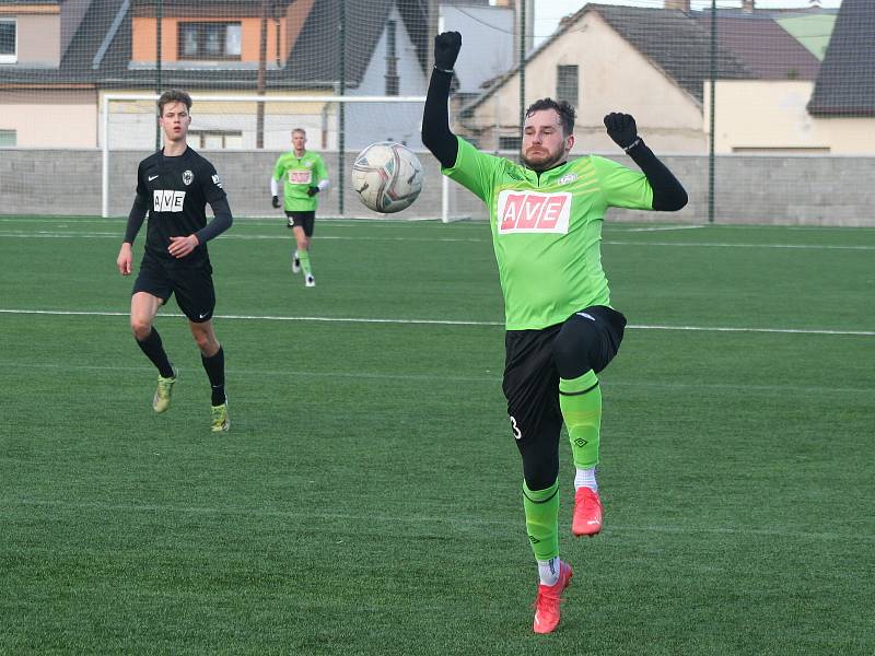 Fotbalisté Čáslavi (černé dresy) a Benátek nad Jizerou se v úvodním zápase premiérového ročníku zimního turnaje v Brandýse nad Labem rozešli smírně po výsledku 2:2.