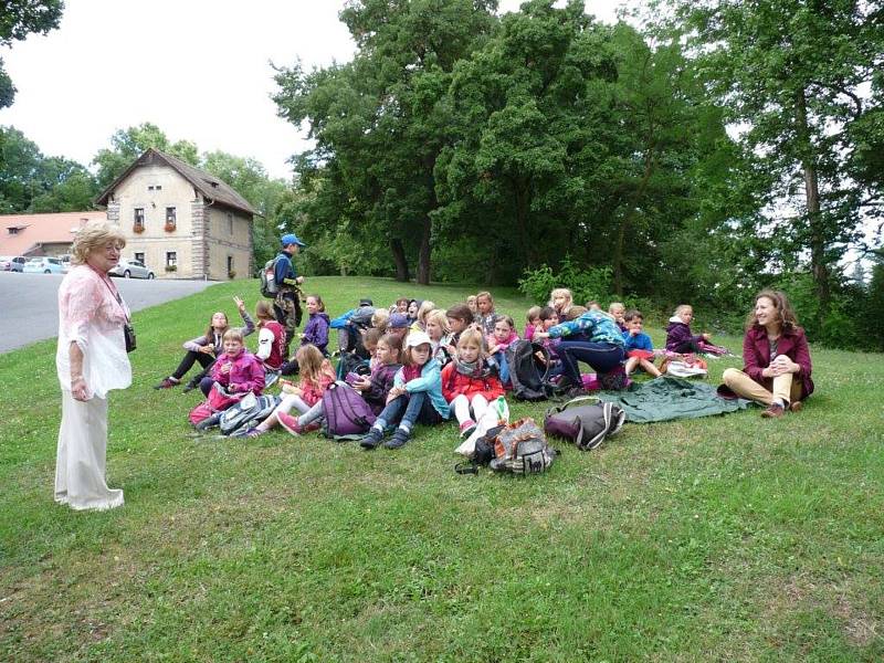 Místní Dům dětí a mládeže pořádá letos stejně jako každoročně několik příměstských táborů. Konec už ohlásil i turnus, který se věnoval především hudbě a pohybu.