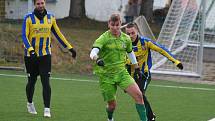 Fotbalisté FK Neratovice/Byškovice (žlutomodré dresy) v prvním přípravném utkání podlehli třetiligovému FK Loko Vltavín 3:4.