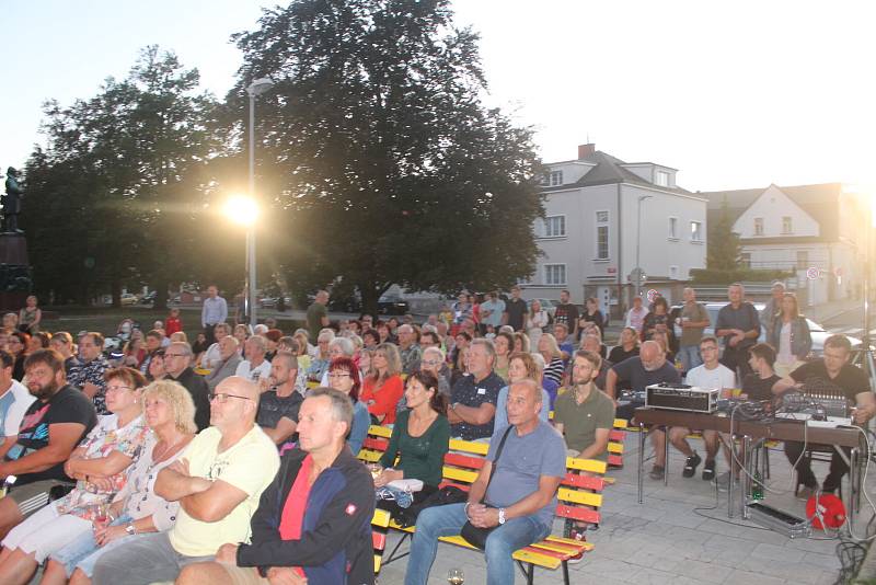 Koncert sesterského tria The Priester Sisters nabídl posluchačům kromě swingu také balkánské či slovenské lidové písně.