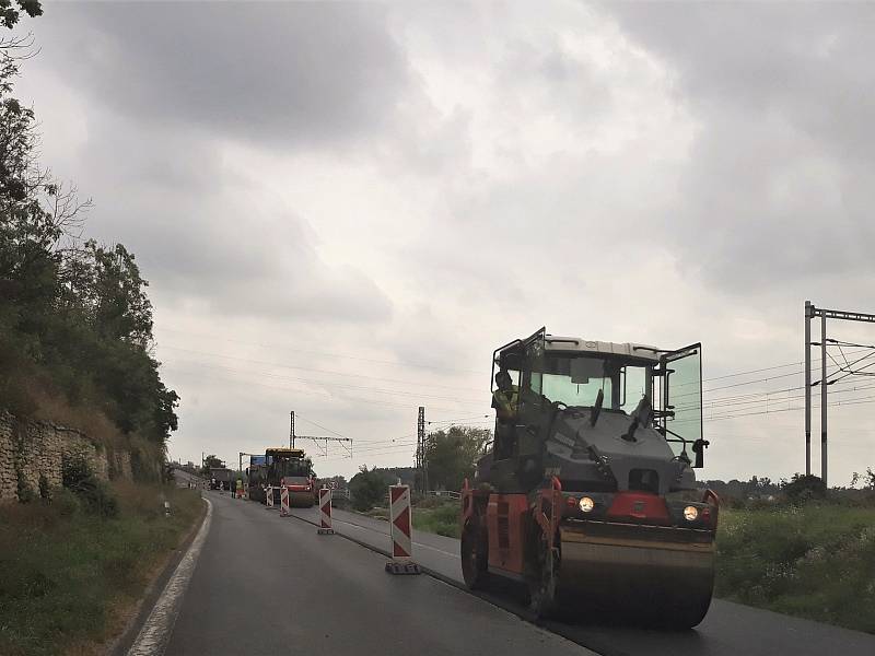 Se zdržením kvůli stavebním pracím musí počítat řidiči, kteří projíždějí přes obec Želízy po silnici I/9.