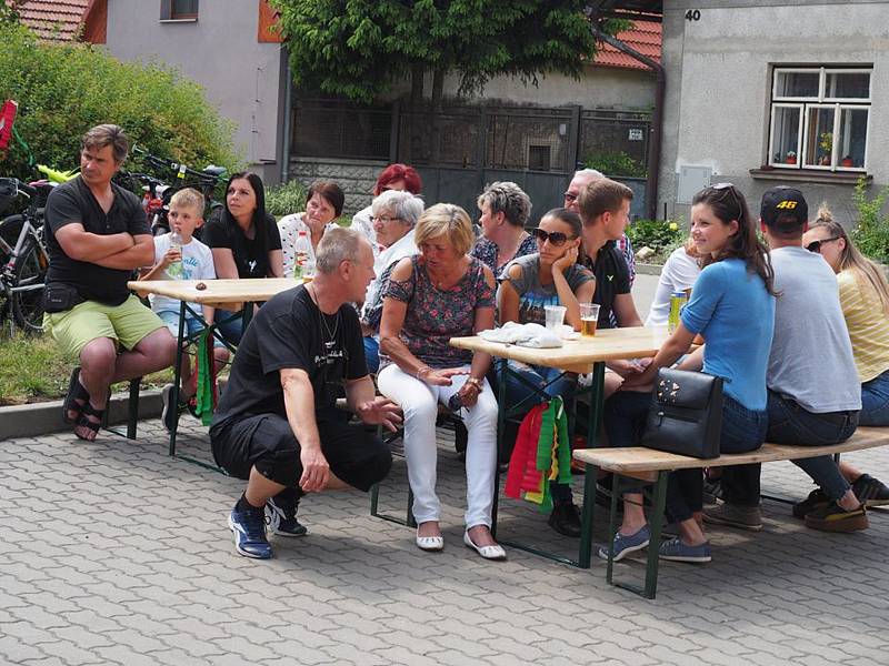 Obec Tuhaň pořádala v sobotu kulturní program pod názvem „Posezení pod májkou“.