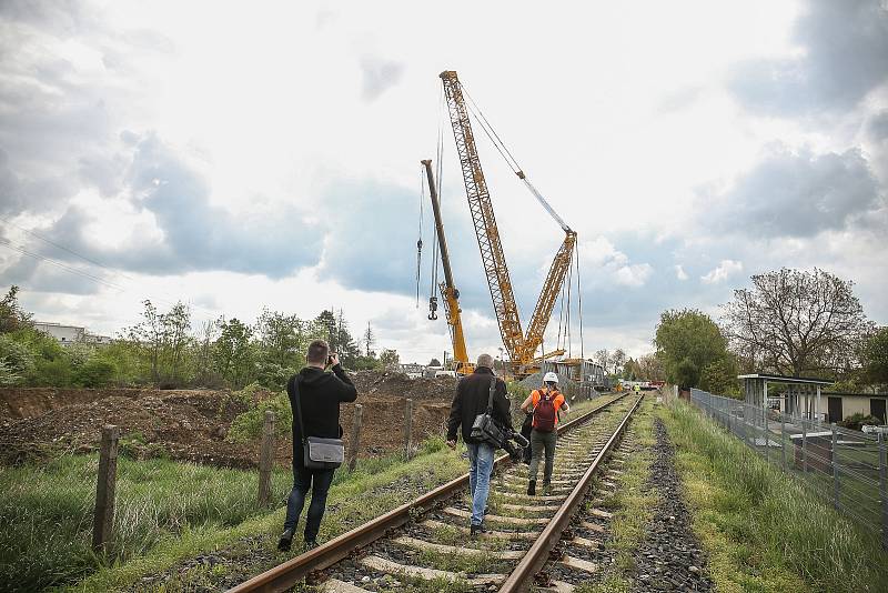 Z instalace nového zdvižného železničního mostu v Lužci nad Vltavou v květnu roku 2020.