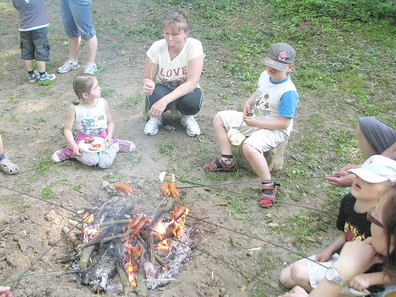 Setkání s loutkami u Hlovecké studánky ve Mšeně 2012.