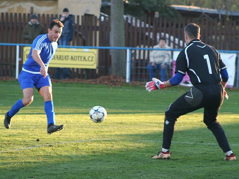 I. A třída, 15. kolo: Sokol Záryby (v modrém) - Jawa Divišov (3:7).