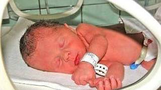 Záměně dětí brání hned po porodu plastový náramek - Mělnický deník