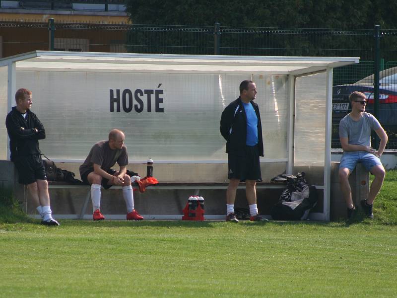 Fotbalisté Hořína (ve žlutém) porazili v 16. kole okresního přeboru Mšeno 3:1.