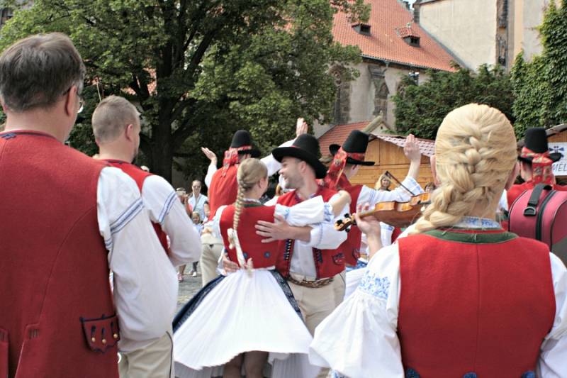 Mělník ožil letos již po jedenadvacáté folklórním festivalem Mělnický Vrkoč, který každý rok nabízí pestrou škálu lidových tradic z různých koutů republiky.