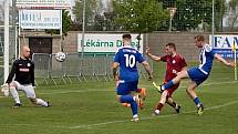 Fotbalisté Sokola Libiš (modrobílá kombinace) rozdrtili v domácím utkání 24. kola divize C Náchod 5:0.