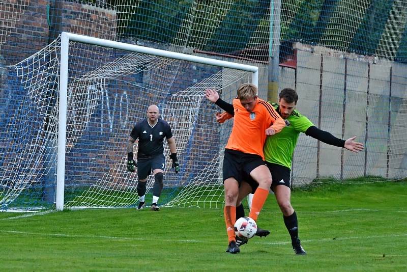 Nelahozeves (ve žlutozeleném) zdolala doma Slaný B 1:0