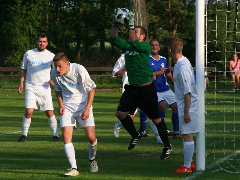 Výběr OFS Mělník (v bílém) podlehl Berounu vysoko 0:5.