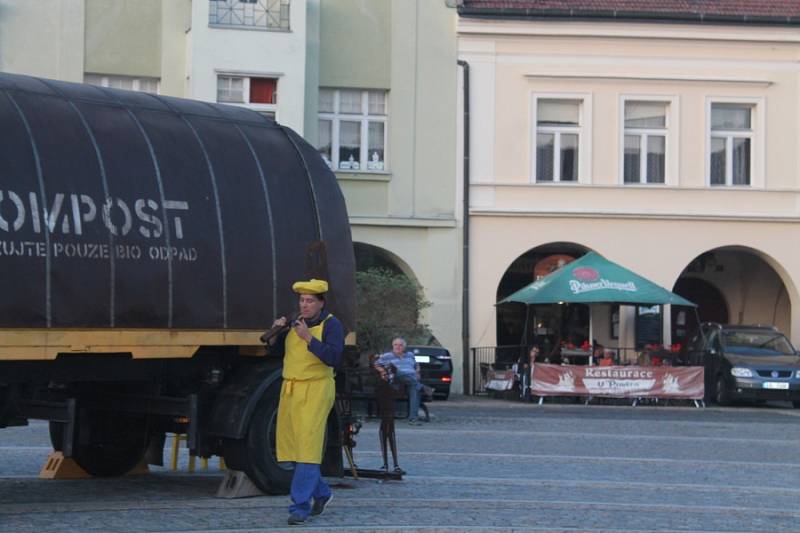 Velmi originální podívanou viděli ve středu 21. srpna návštěvníci mělnického náměstí Míru. Právě tam se totiž v rámci Mělnického kulturního léta odehrálo vystoupení hudebně-divadelního souboru ORCHESTRoj – Zatrestband.