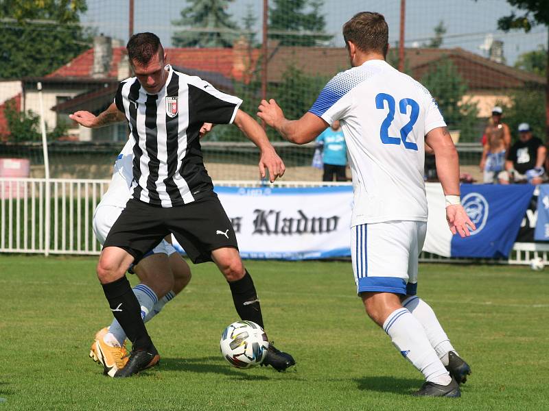 Fotbalisté Brandýsa (v tmavém) v divizní sezoně poprvé ztratili v domácím prostředí, s Kladnem prohráli 2:3.