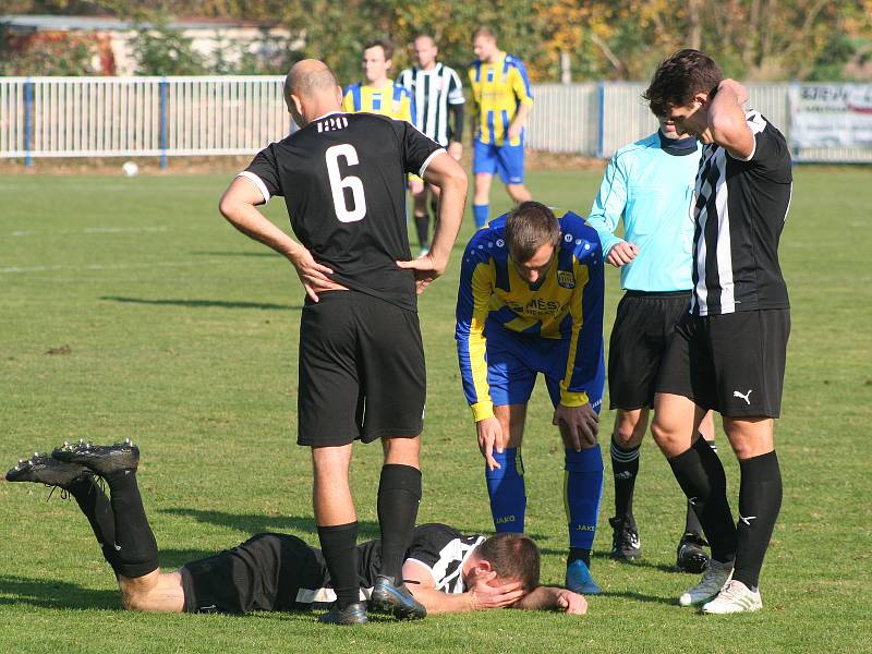Divize, 15. kolo: FK Brandýs (v černobílé kombinaci) - FK Neratovice-Byškovice (2:2)