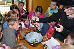 Mělnický Dům dětí a mládeže vyrazil se všemi přihlášenými dětmi do školy čar a kouzel na novopacké boudě v Krkonoších.