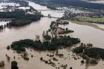 Povodeň v roce 2002 na Mělnicku – letecký snímek: Veltrusy