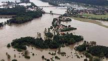 Povodeň v roce 2002 na Mělnicku – letecký snímek: Veltrusy