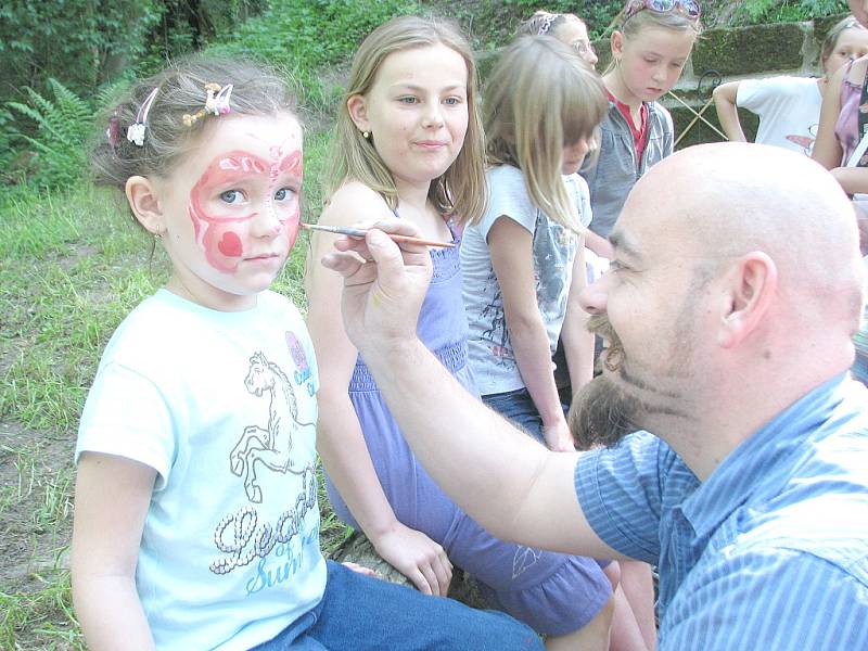 Setkání s loutkami u Hlovecké studánky ve Mšeně 2012.