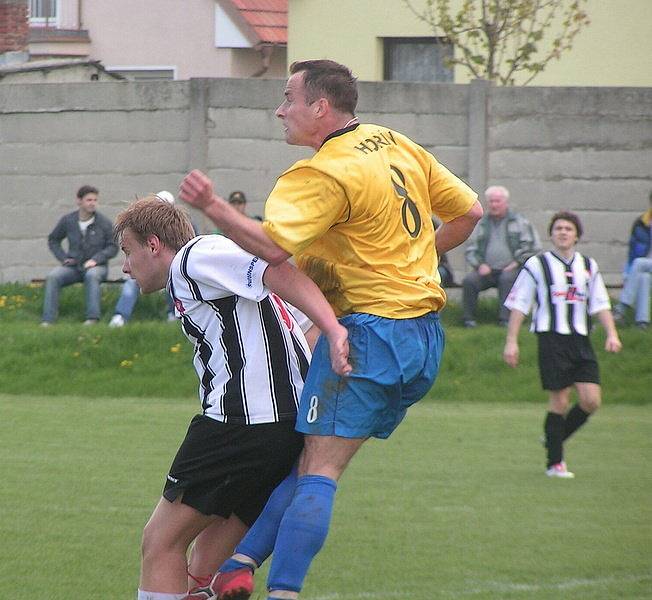 Z utkání 18. kola okresního přeboru Hořín (ve žlutém) - Veltrusy (1:3).