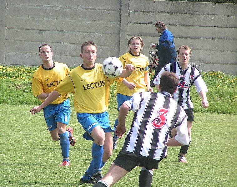 Z utkání 18. kola okresního přeboru Hořín (ve žlutém) - Veltrusy (1:3).