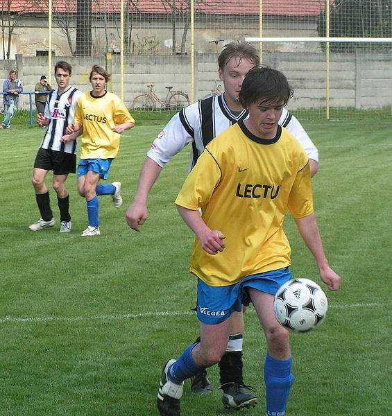 Z utkání 18. kola okresního přeboru Hořín (ve žlutém) - Veltrusy (1:3).