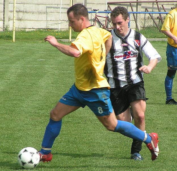 Z utkání 18. kola okresního přeboru Hořín (ve žlutém) - Veltrusy (1:3).