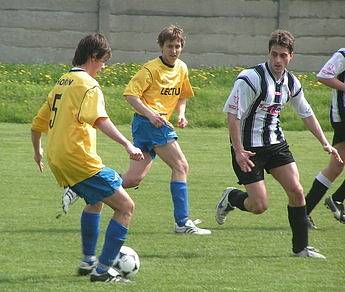 Z utkání 18. kola okresního přeboru Hořín (ve žlutém) - Veltrusy (1:3).