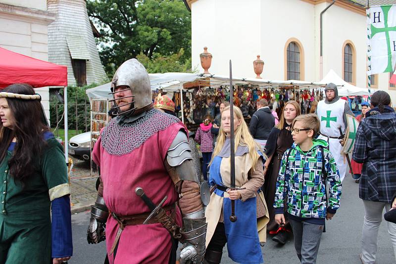 Historický střed Mělníka opět po roce zaplnily pouťové atrakce, stánky s burčákem, rukodělnými výrobky i staročeskými specialitami.