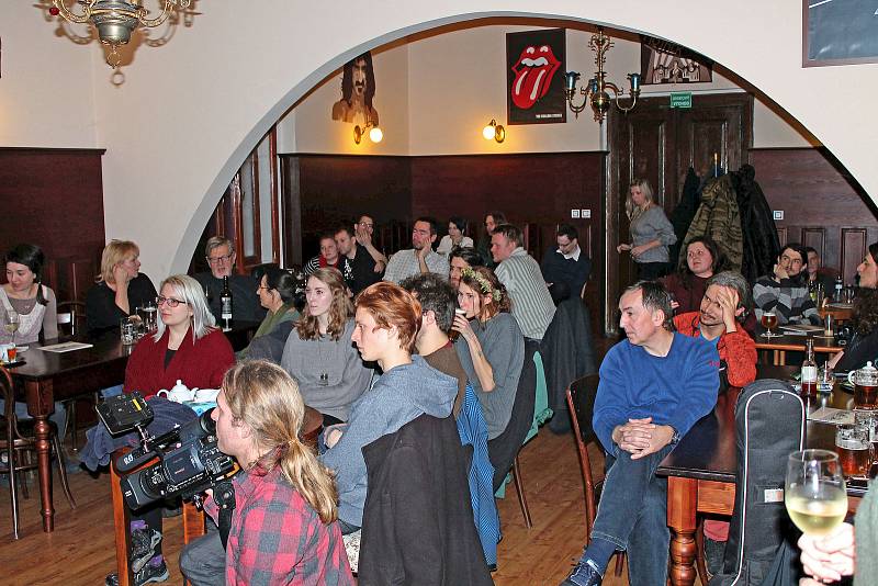 Open Mic je koncert zvláštního druhu zaměřený na originální tvorbu písničkářů. V hlavní roli je tu autorská píseň v jednoduché interpretaci před publikem. Na pódium může vstoupit každý, kdo chce představit svůj talent a umělecké ztvárnění.