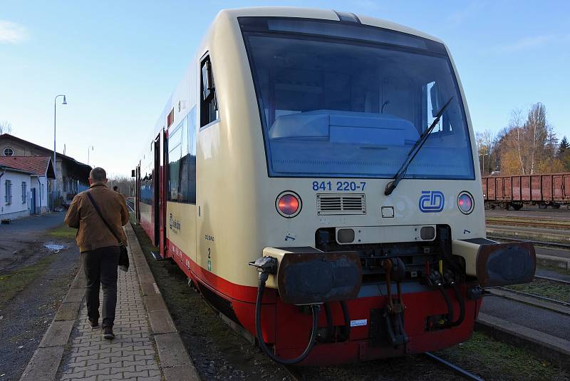 RegioSpider, jak České dráhy nazvaly motorovou jednotku Stadler RS 21, představil v pondělí dopravce společně s Integrovanou dopravou Středočeského kraje a krajským radním pro oblast veřejné dopravy Petrem Boreckým (STAN).