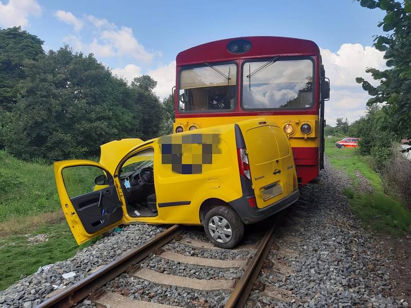 Lidský život si v úterý dopoledne vyžádal střet auta s osobním vlakem na Praze-východ.