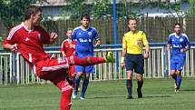 Fotbalisté Kel (v červeném) doma porazili rezervu Českého Brodu 2:0.