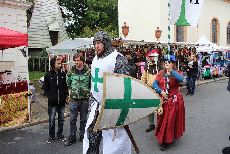 Historický střed Mělníka opět po roce zaplnily pouťové atrakce, stánky s burčákem, rukodělnými výrobky i staročeskými specialitami.