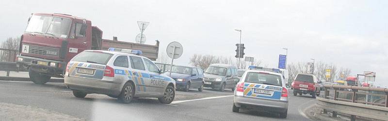 Pyrotechnik mířil ve speciálním voze s pumou na pískovnu Barabu u Cítova. Doprovázela ho policejní auta a policisté řídili dopravu, aby mohl plynule projet. 