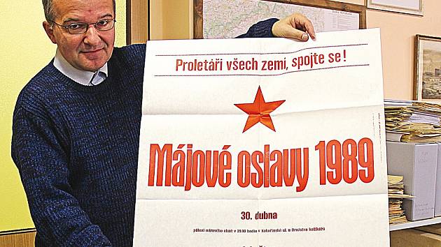 Ředitel mělnického archivu Dalibor Státník ukazuje poslední plakát na mělnické oslavy 1. máje před revolucí.