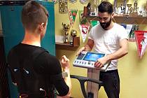 FOTBALISTÉ NERATOVIC si také v zimní přípravě vyzkoušeli novátorský způsob tréninku, založený na stimulaci svalů elektrickým proudem.