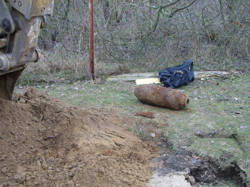 Letecká bomba z období 2. světová války ležela dlouhá léta pod zemí v mělnických Mlazicích. 