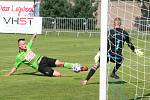 Fotbalisté Sokola Libiš (v modrém) porazili v domácím utkání 6. kola divize C Benátky nad Jizerou 2:1.