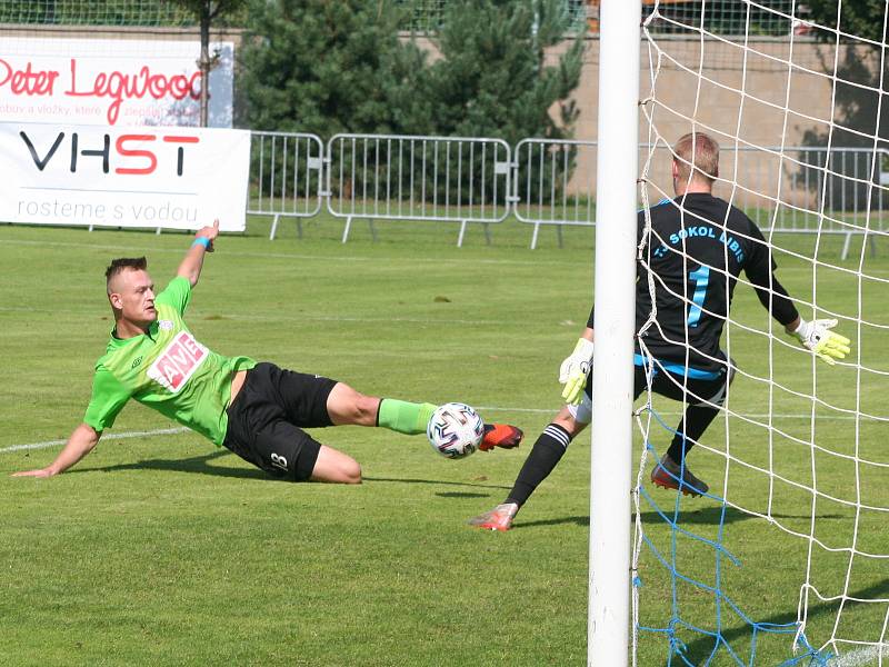 Fotbalisté Sokola Libiš (v modrém) porazili v domácím utkání 6. kola divize C Benátky nad Jizerou 2:1.