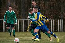 Fotbalisté Neratovic (modrožluté dresy) zvládli zápas na hřišti Tatranu Rakovník, poslední tým tabulky porazili stejně jako na podzim 2:0.