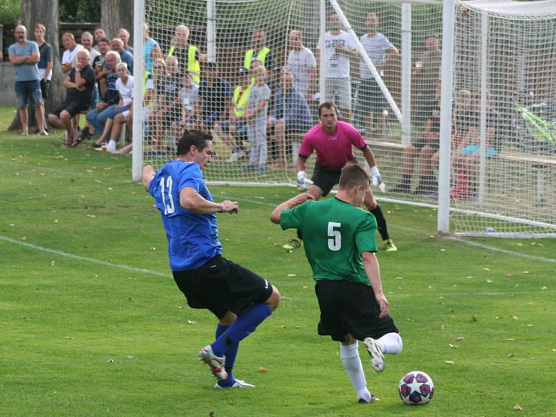 Fotbalisté Čečelic (v zeleném) prohráli s Tišicemi ve čtvrtém kole okresního přeboru 3:4 po penaltách. Pro domácí šlo o první bodovou ztrátu v ročníku.