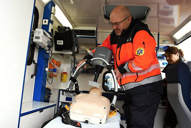 Slavnostní zahájení provozu urgentních specialistů uspořádala v pátek na výjezdovém stanovišti ve Zdibech Zdravotnická záchranné služba Středočeského kraje.