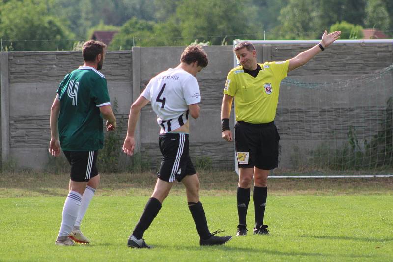 Fotbalisté Labského Kostelce prohráli v okresním přeboru s vedoucími Čečelicemi 1:2 po penaltách. Utkání odřídil ligový rozhodčí Vít Melichar.