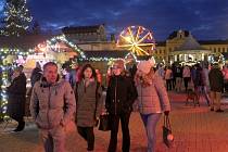 Místo zrušených Vánočních trhů spustilo město Mladá Boleslav v pondělí 27. prosince ve čtyři odpoledne Novoroční trhy. Park Výstaviště zaplnily stovky lidí.