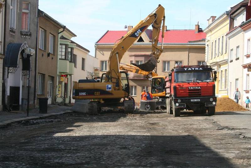 Stavební práce v centru Mělníka zkomplikovaly dopravu