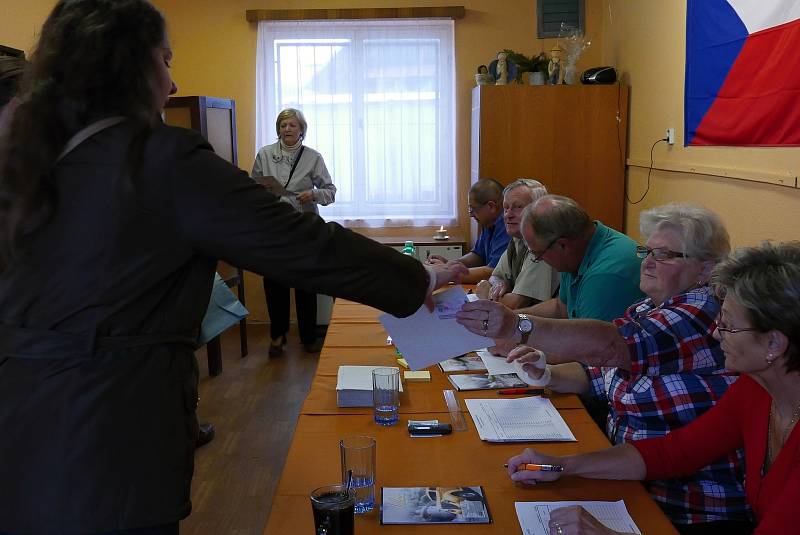 První den voleb v Ovčárech. První volič zaťukal na dveře přesně ve dvě hodiny, jedna ze členek volební komise v té chvíli akorát prohlásila "volby za zahájené". .