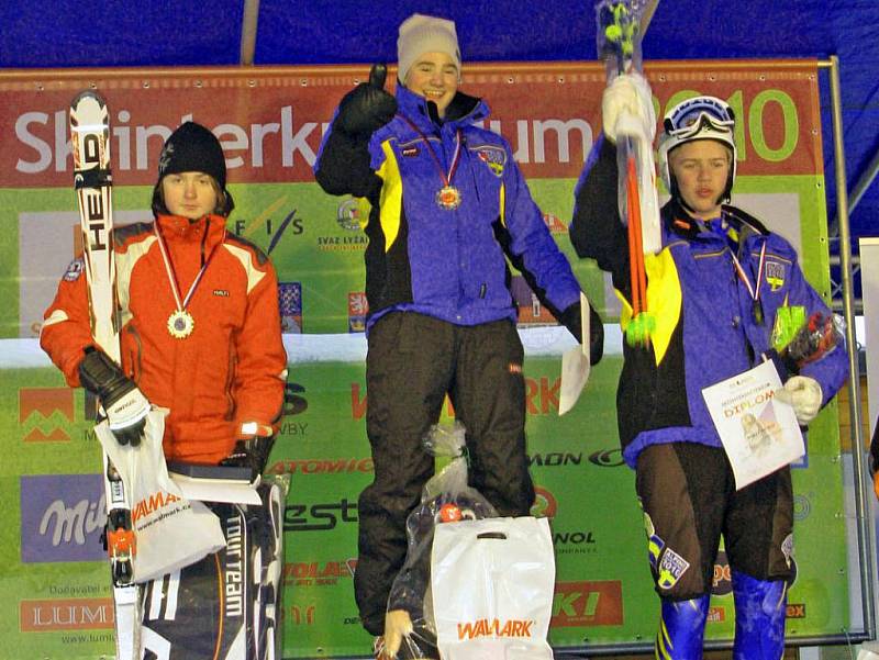 Kralupský lyžař Martin Štěpán (vlevo) získal stříbrnou medaili na v obřím slalomu na tradičních mezinárodních závodech Skiinterkritérium.