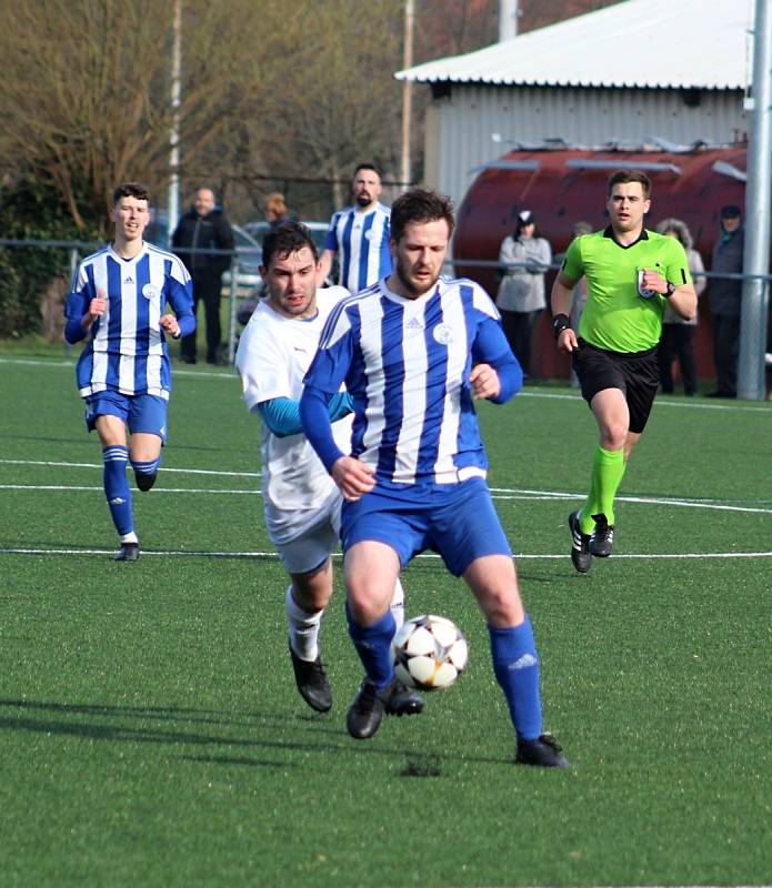 Béčko Slovanu Velvary (v modrém) s pěti posila z A týmu přemohlo Byšice až po velkém boji 2:1.