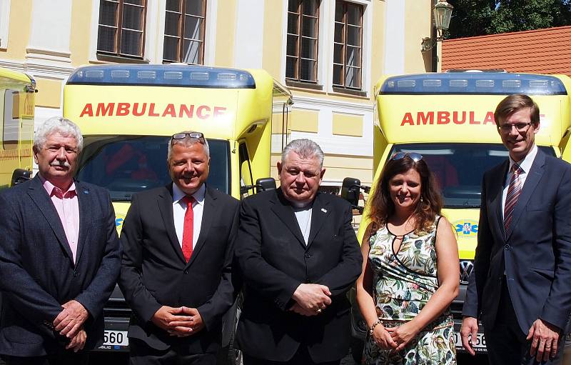 Kardinál Duka požehnal vozidlům středočeské záchranky.