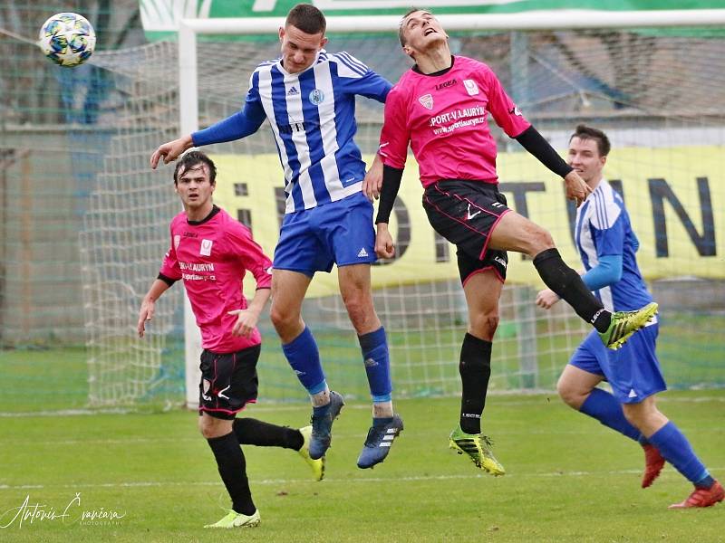 Divize, 14. kolo: Sokol Libiš (v modrém) - Horky nad Jizerou (1:2).